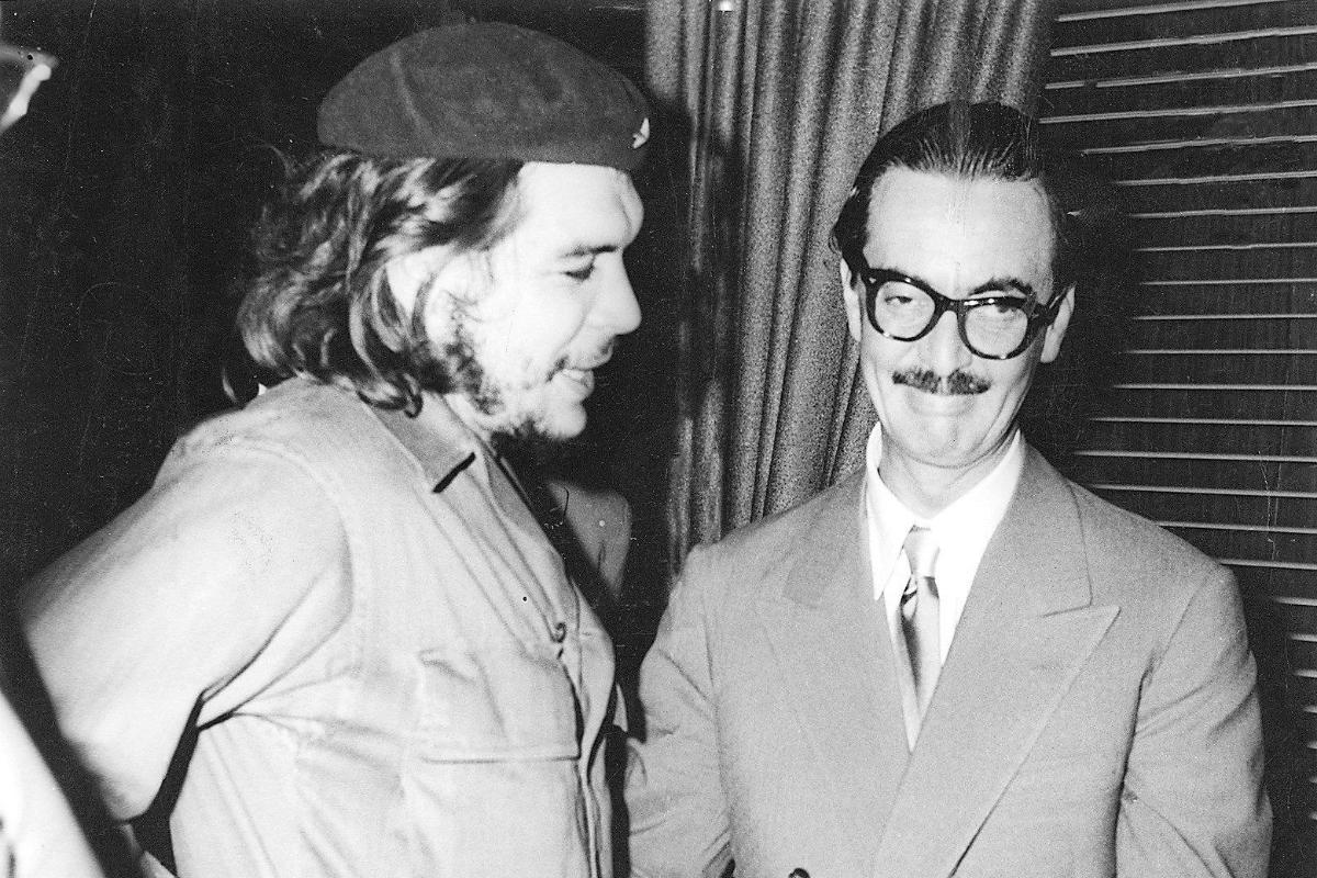 O entãoo ministro da Economia de Cuba, Ernesto “Che” Guevara,  e o presidente Janio Quadros durante encontro no Brasil, em 1960 | Arquivo - FolhapressArquivo - Folhapress