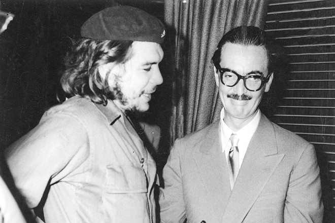 O entãoo ministro da Economia de Cuba, Ernesto “Che” Guevara, e o presidente Janio Quadros durante encontro no Brasil, em 1960 | Arquivo - FolhapressArquivo - Folhapress