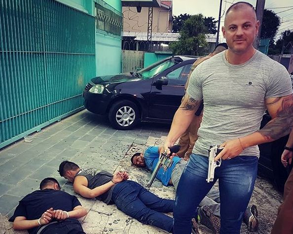 Sargento Henry Lamy com as armas apreendidas com o trio pouco antes da ceia de Natal. | Instagram Heny Lamy/