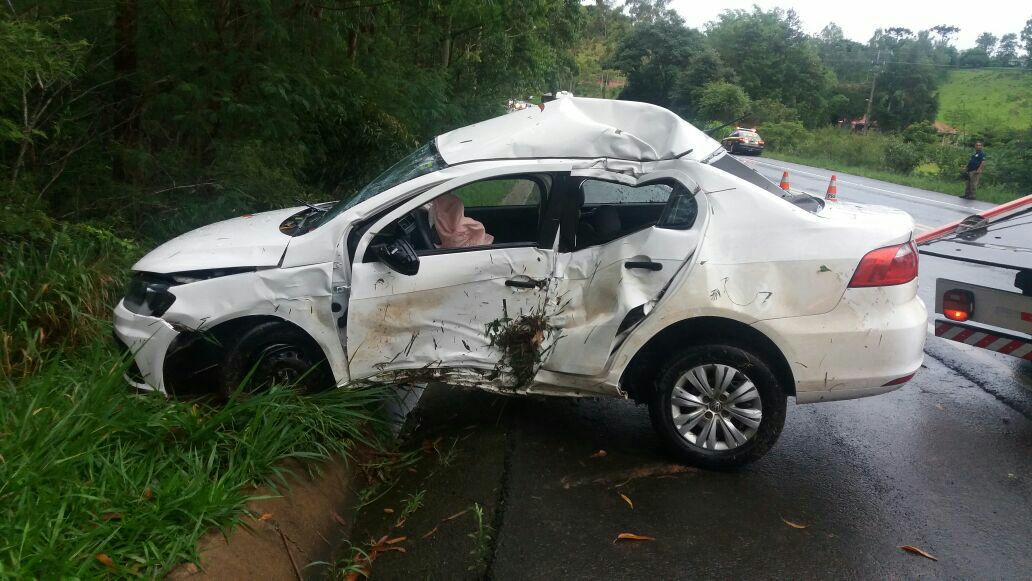 Carro que era conduzido pelo prefeito de Japira, Walmir Wellington da Silva. | PRF/