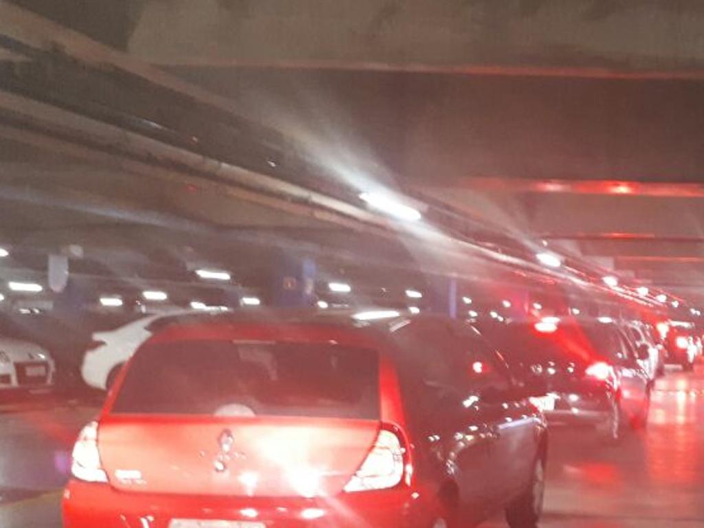 Fila na saída de um shopping no Centro de Curitiba | /