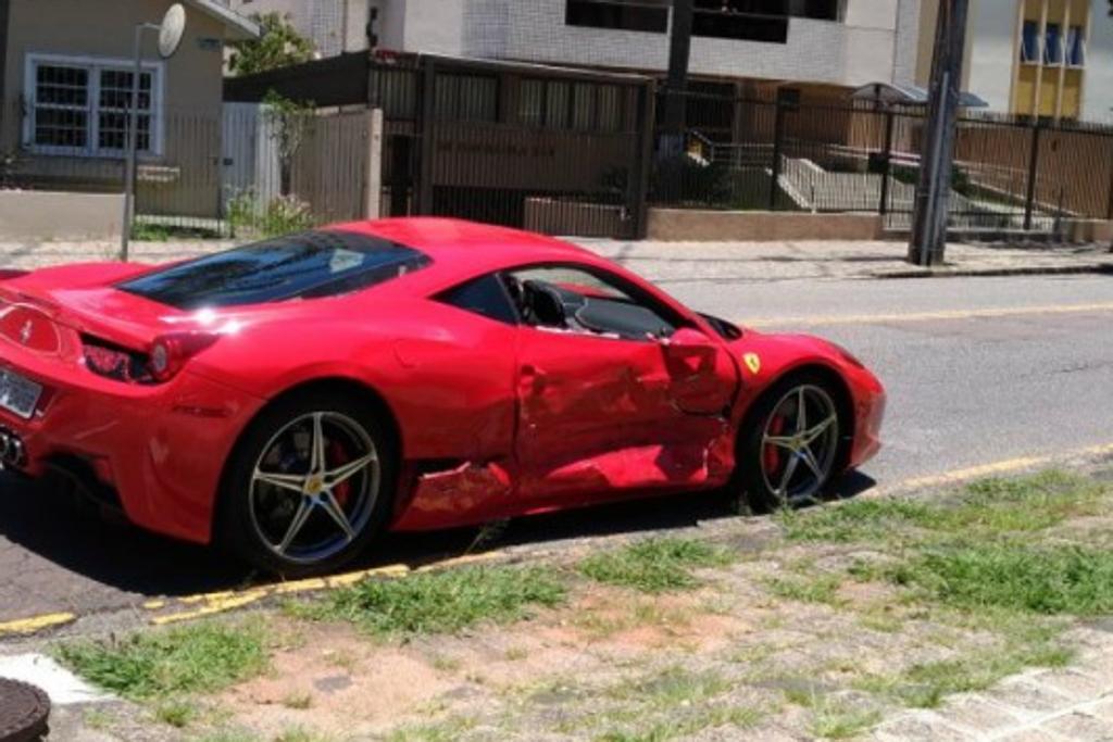 Lateral da Ferrari ficou bastante danificada. | Colaboração/