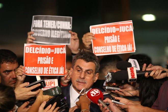 Romero Jucá em registro de maio de 2016, quando anunciou sua saída do Ministério do Planejamento: gravado dentro de avião , ele bateu boca com passageira. | Dida Sampaio/Estadão Conteúdo