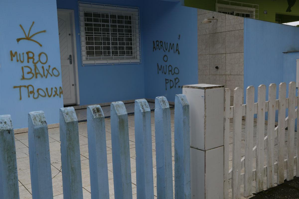Donos de casas na praia foram surpreendidos com saques e mensagens irônicas | Átila Alberti/Tribuna do Paraná