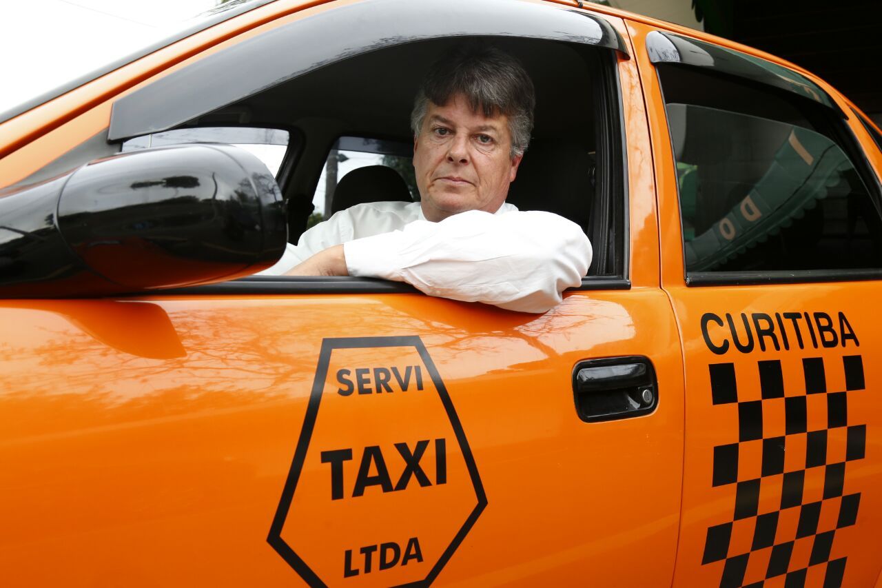 Taxista Claudio Marques está dando uma corrida por dia para um passageiro por dia | Aniele Almeida/Gazeta do Povo