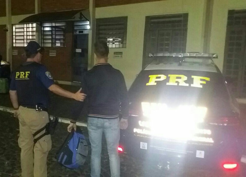 Homem foi encaminhado pela PRF à delegacia em Ponta Grossa. | PRF/