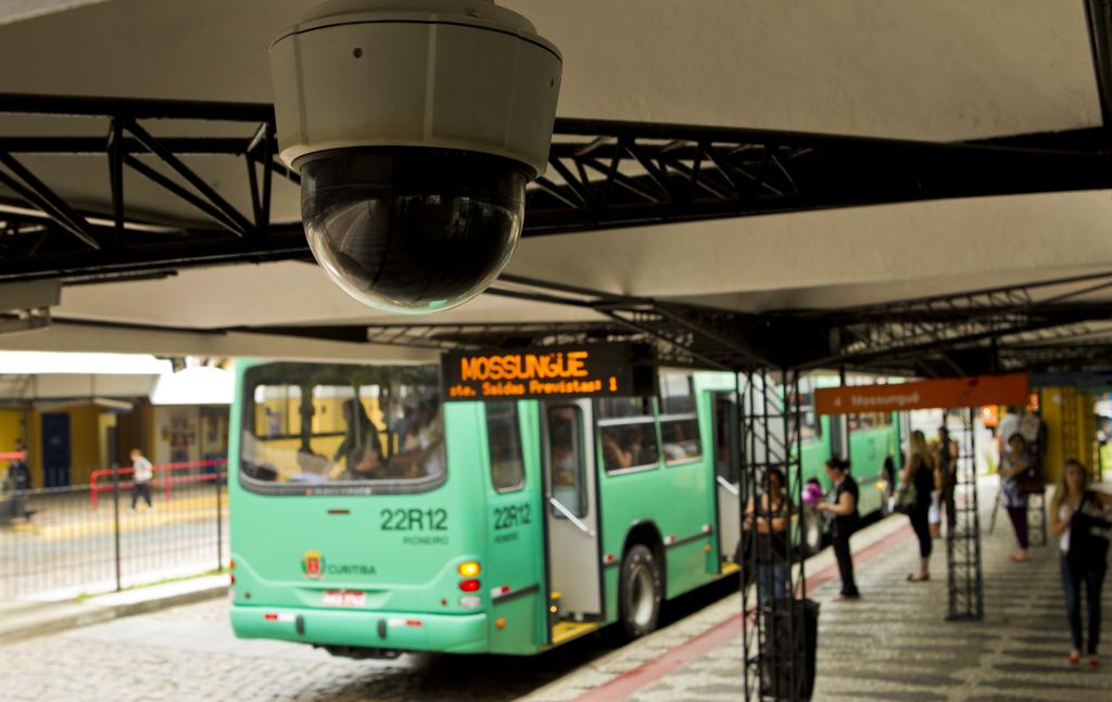 Urbs diz que tem 500 câmeras espalhadas por terminais e estações-tubo da cidade, mas não sabe se vai colocar equipamentos nos novos ônibus prometidos | Antonio Costa/Gazeta do Povo