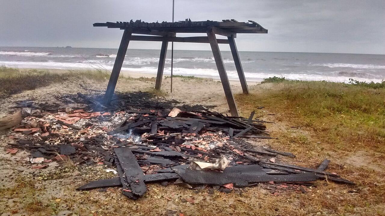 Posto de guarda-vidas no Balneário Marajó, em Matinhos, que pegou fogo na última segunda-feira (11). | Corpo de Bombeiros/Divulgação