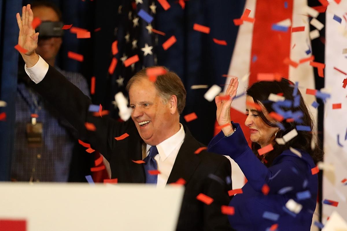 Jones defende o aborto e está no espectro mais à esquerda do partido democrata | JUSTIN SULLIVAN/
AFP