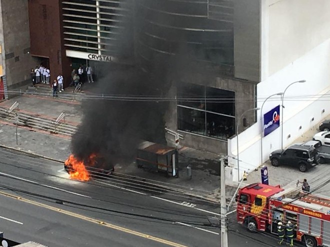 Táxi pegou fogo bem na entrada do Shopping Crystal. | Mariana Balan/Gazeta do Povo