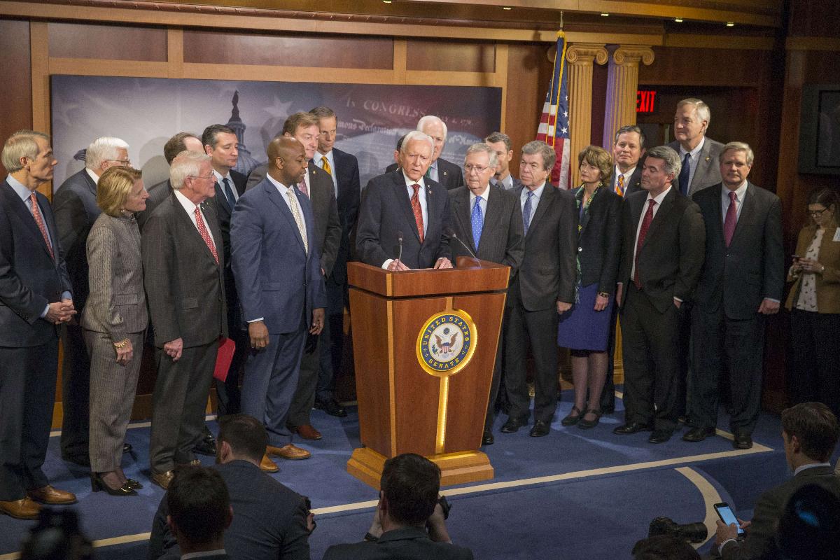 O presidente da Comissão de Finanças do Senado, Orrin Hatch (Partido Republicano), falou com jornalistas em conferência de imprensa após a votação da reforma tributária nesta quarta (20). | TASOS KATOPODISAFP