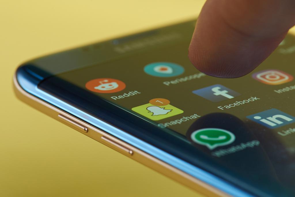 Responsável por conhecer com propriedade as principais redes sociais (Facebook, Twitter, Instagram, entre outras), o analista de marketing estará em alta em 2018. | Bigstock/