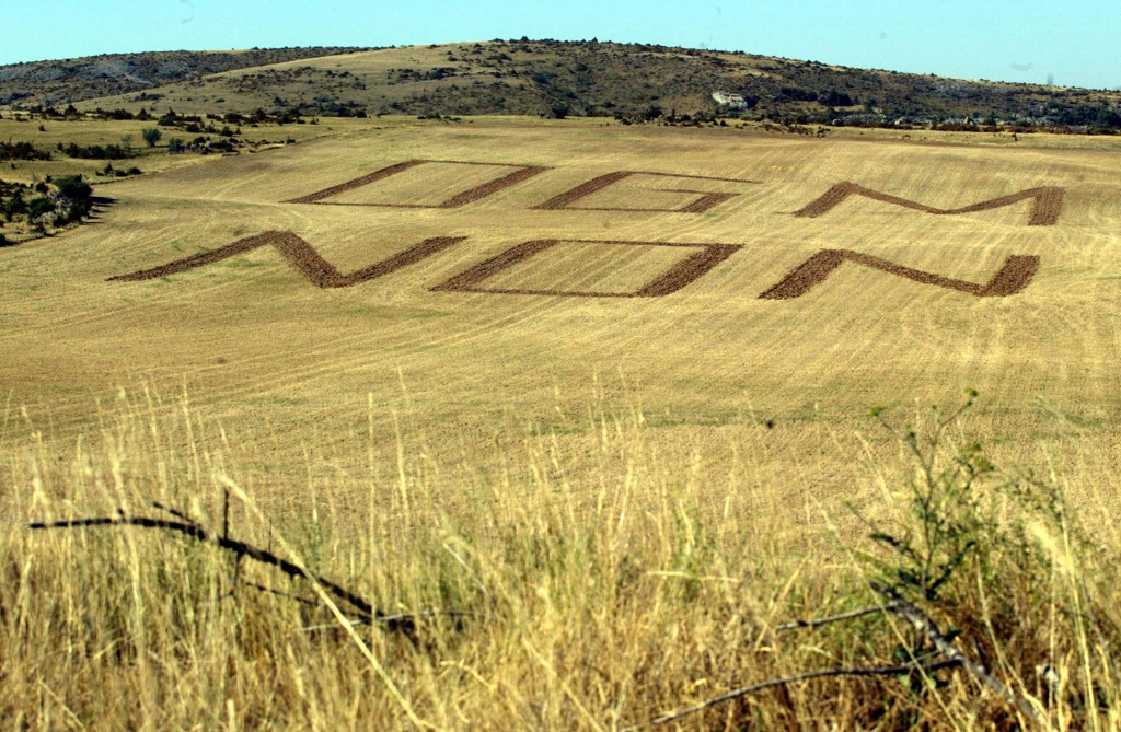 Inscrição contra transgênicos em   campo agrícola europeu