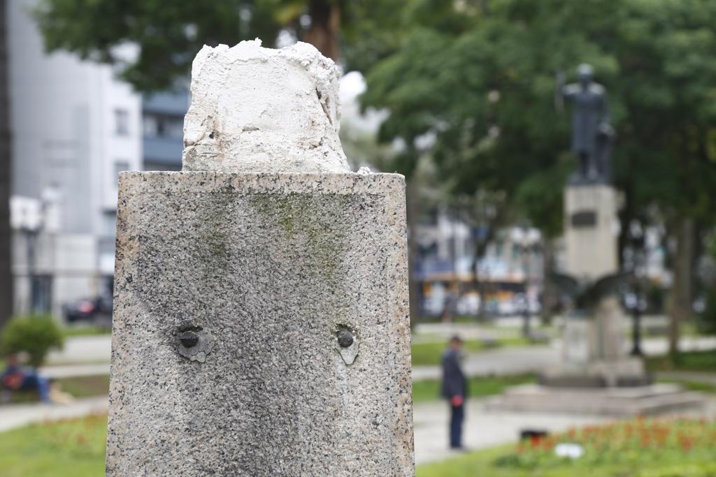 Bustos foram levados por ladrões na Praça Santos Andrade | Aniele Nascimento/Gazeta do Povo