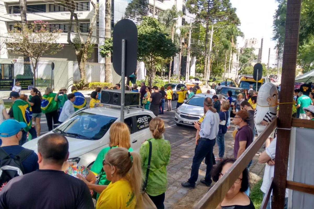 Manifestantes a favor da Lava Jato foram para a frente da Justiça Federal neste domingo, em Curitiba | Divulgação