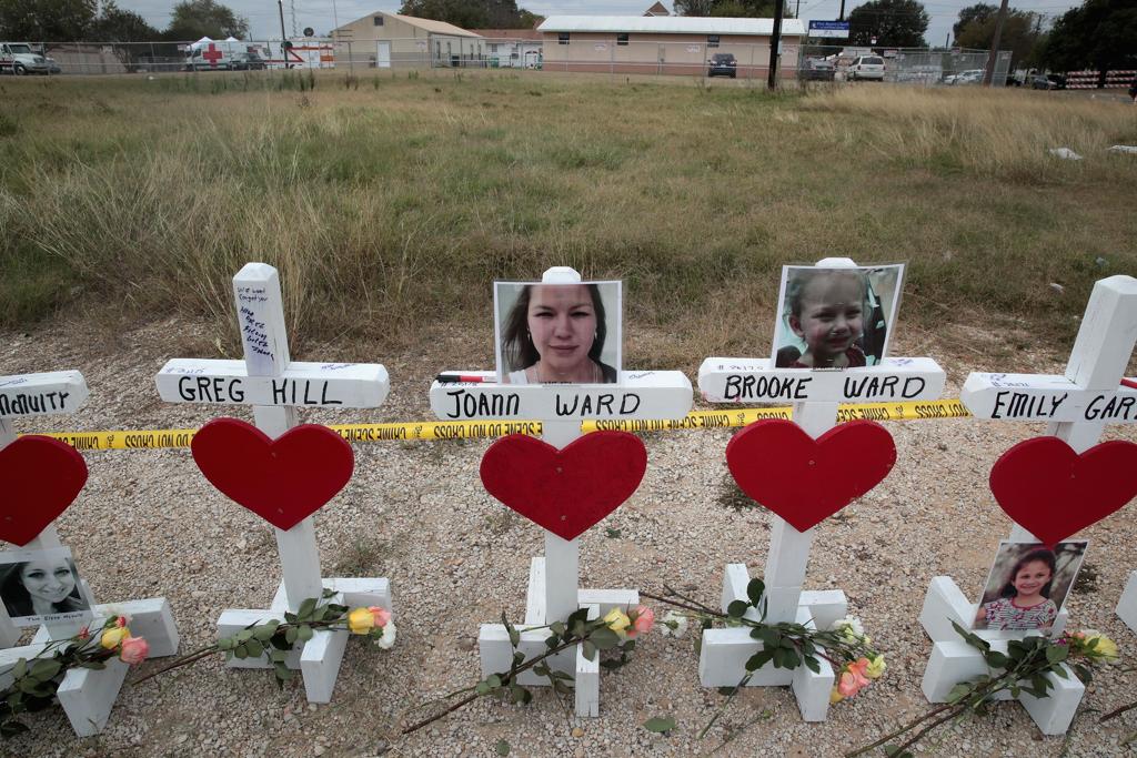 Vinte e seis cruzes perto da Primeira Igreja Batista de Sutherland Springs, colocadas para honrar as 26 vítimas mortas em 9 de novembro de 2017. Em 5 de novembro, um homem armado, Devin Patrick Kelley, atirou e matou 26 pessoas e feriu outras 20 quando abriu fogo durante o culto de domingo na igreja. | SCOTT OLSON/AFP