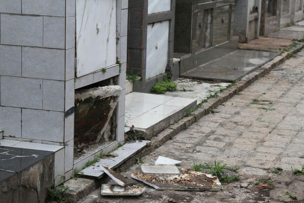Túmulo que foi invadido pela água: prefeitura fez reparos emergenciais após estragos causados pela chuva. | Colaboração/