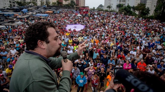 Guilherme Boulos discursa em ocupação de sem-teto: frente de esquerda constrói corrente política “para além de Lula” | Reprodução/Facebook