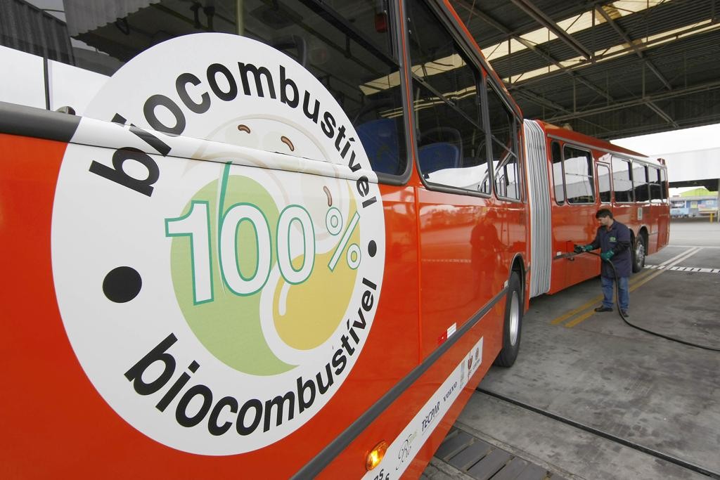 Ônibus abastecido com biocombustível em Curitiba.
