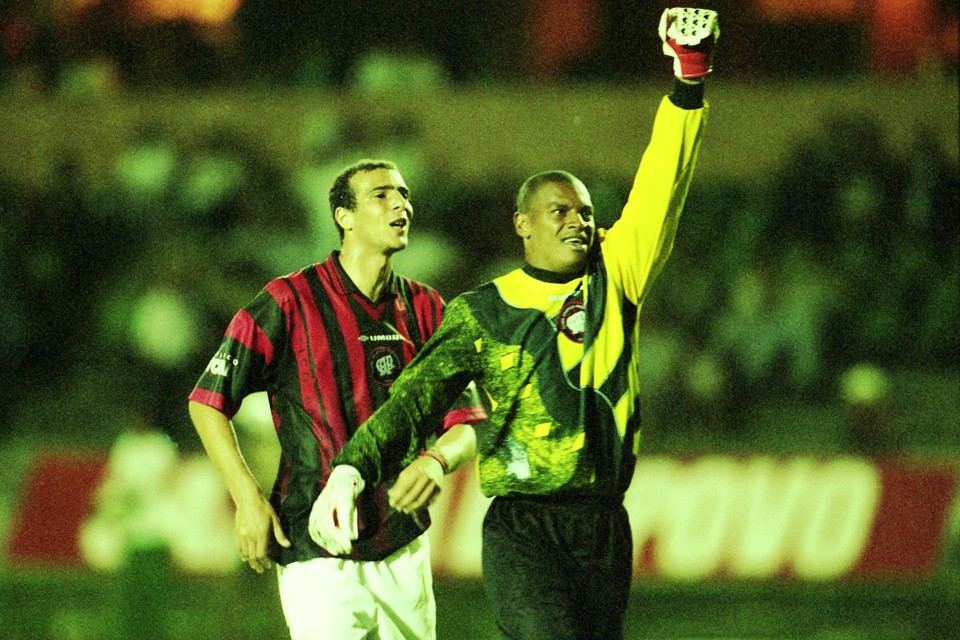 Zagueiro Gustavo e goleiro Flávio comemoram vitória sobre o Coritiba, por 4 a 1, no Couto Pereira. | Arquivo/Gazeta do Povo