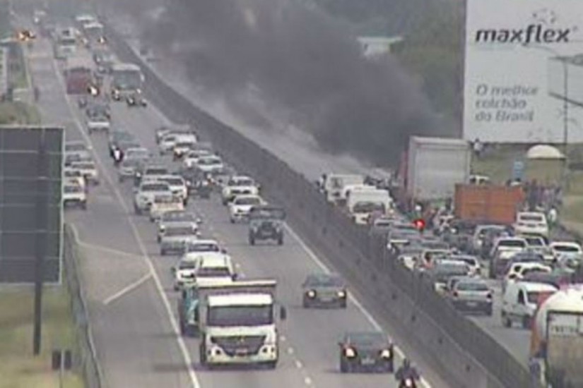 Fumaça do carro em chamas na BR-277. | Reprodução Ecovia/