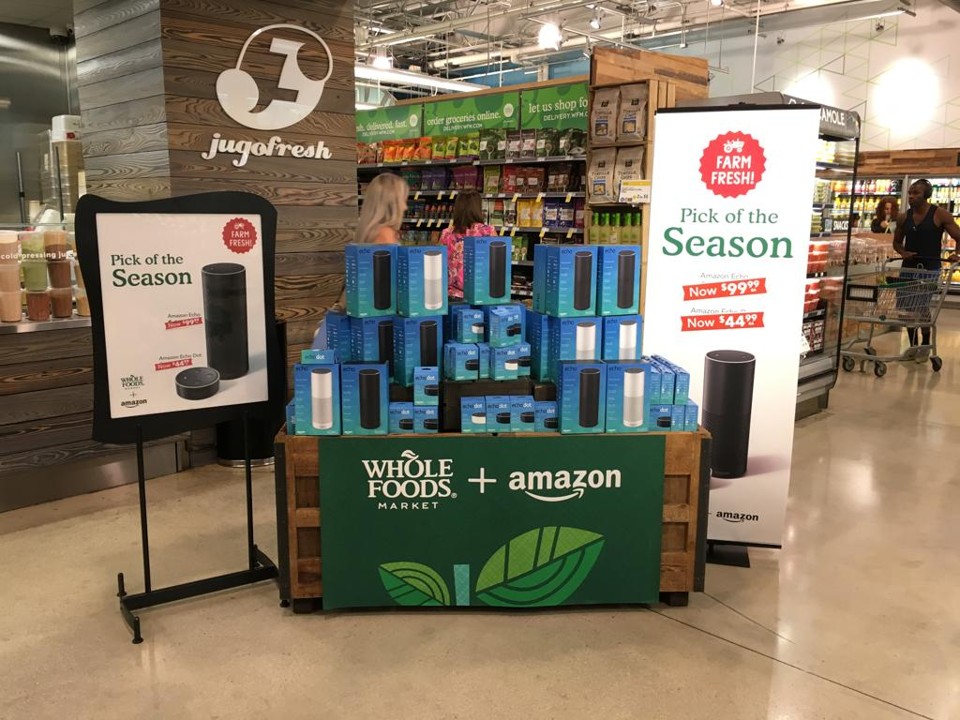 Produtos da Amazon sendo vendidos na Whole Foods. | Phillip Pessar/Flickr