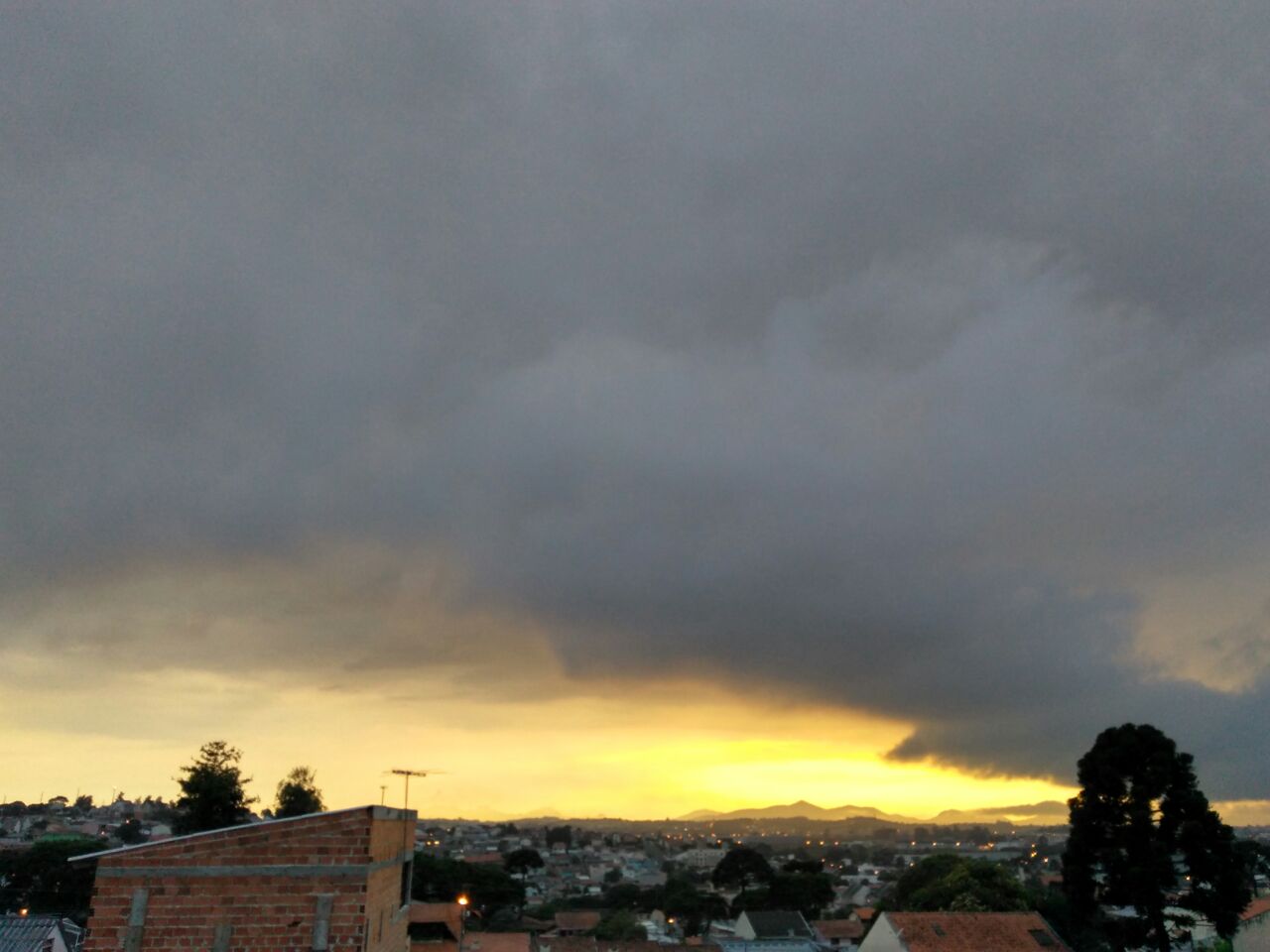 Tempo fechado em Curitiba. | Aniele Nascimento/Gazeta do Povo