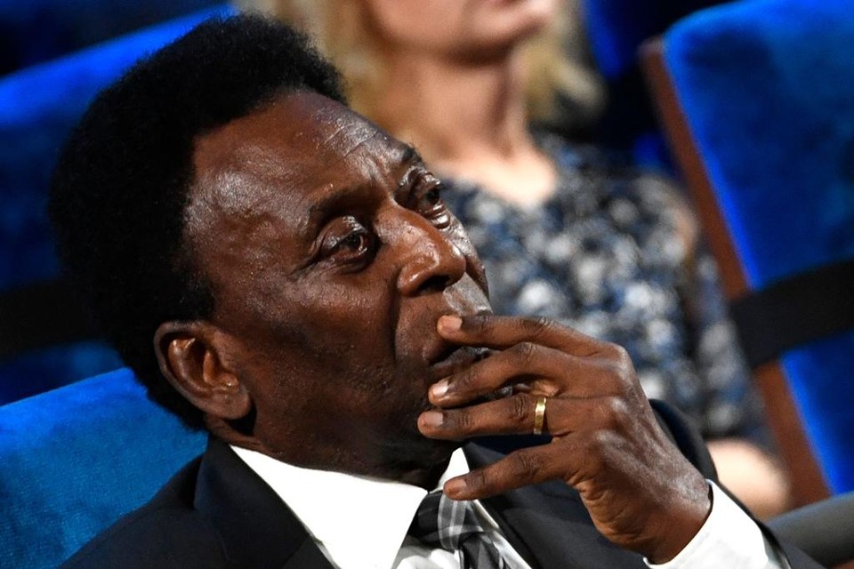 Em cadeira de rodas, Pelé é ovacionado em sorteio do Mundial de 2018 | ALEXANDER NEMENOV/AFP