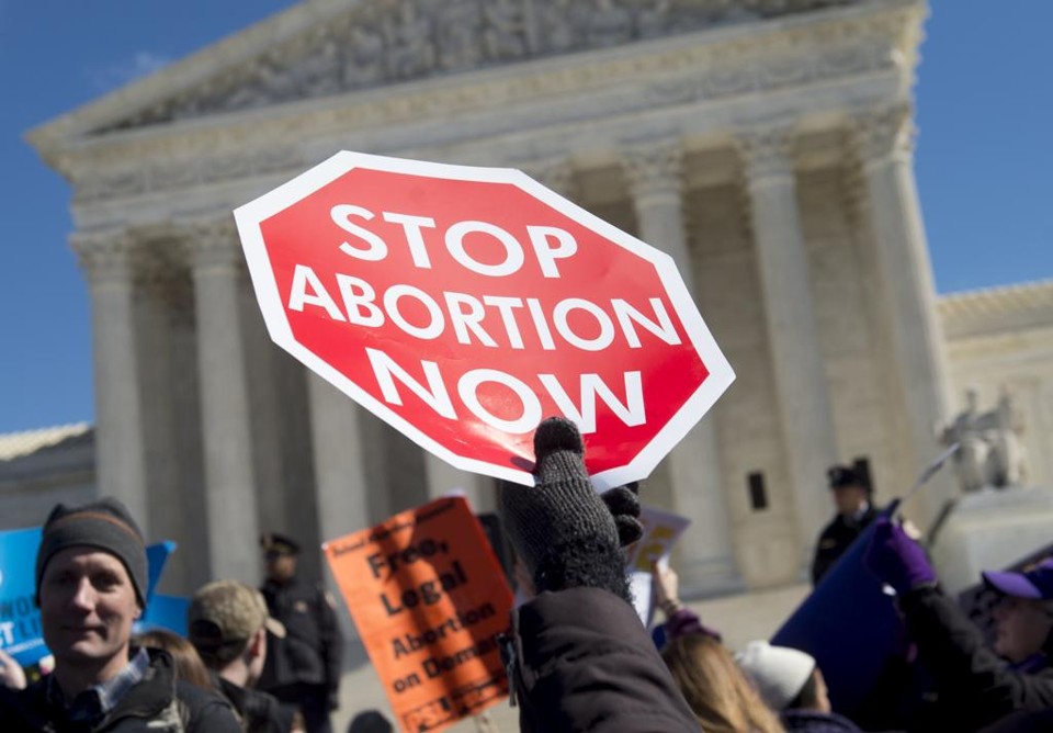 Manifestantes protestam em frente à Suprema Corte, nos Estados, em 2016. Aborto foi legalizado em 1973 | SAUL LOEB/AFP