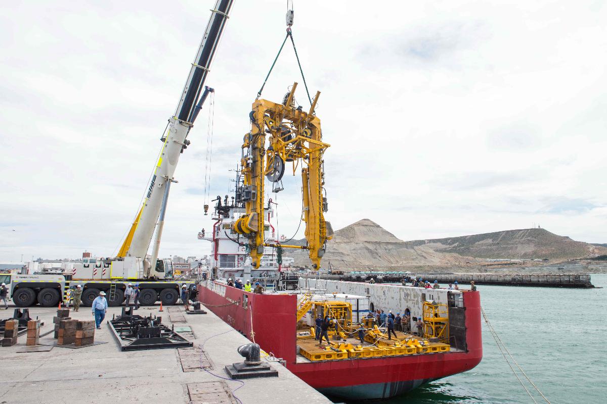 Membros da Marinha dos Estados Unidos também deram apoio às buscas por sobreviventes na Argentina | PABLO VILLAGRA/AFP