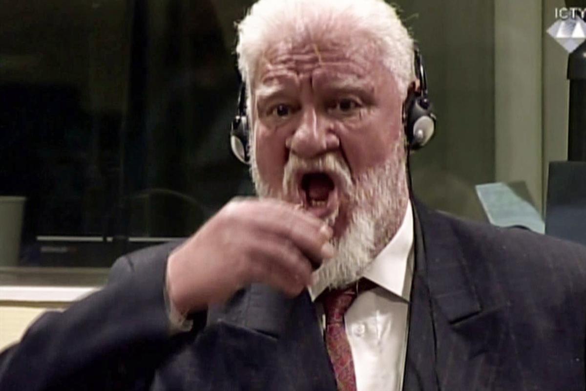 Assim que os juízes anunciaram a decisão, o militar se levantou, gritou "eu não sou um criminoso de guerra, me oponho a essa condenação" e tomou o veneno | -AFP