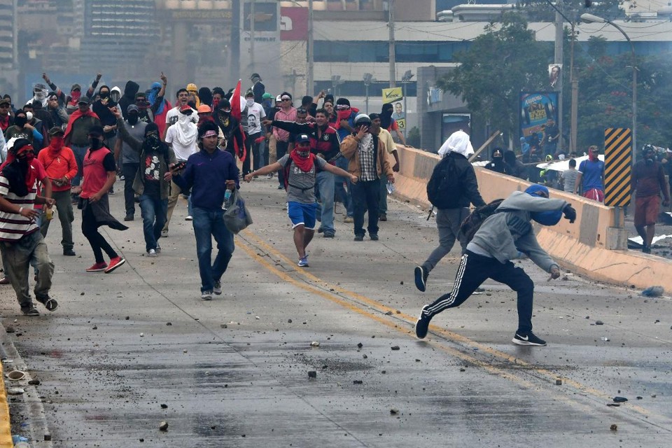 Suspeita de fraude em eleições de Honduras provoca manifestações populares Hondurenhos foram às ruas reivindicar a apuração dos votos; houve confronto com a polícia local | ORLANDO SIERRA/AFP