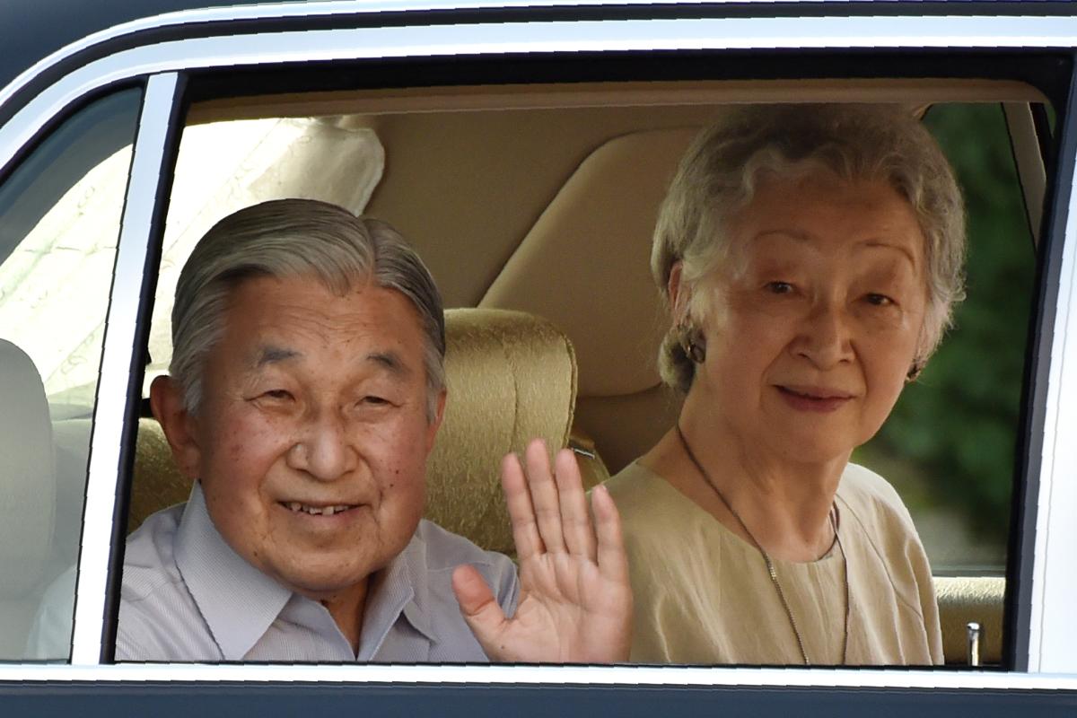 O imperador japonês Akihito e sua esposa Michiko devem deixar o governo do país em 2019 | KAZUHIRO NOGI/AFP