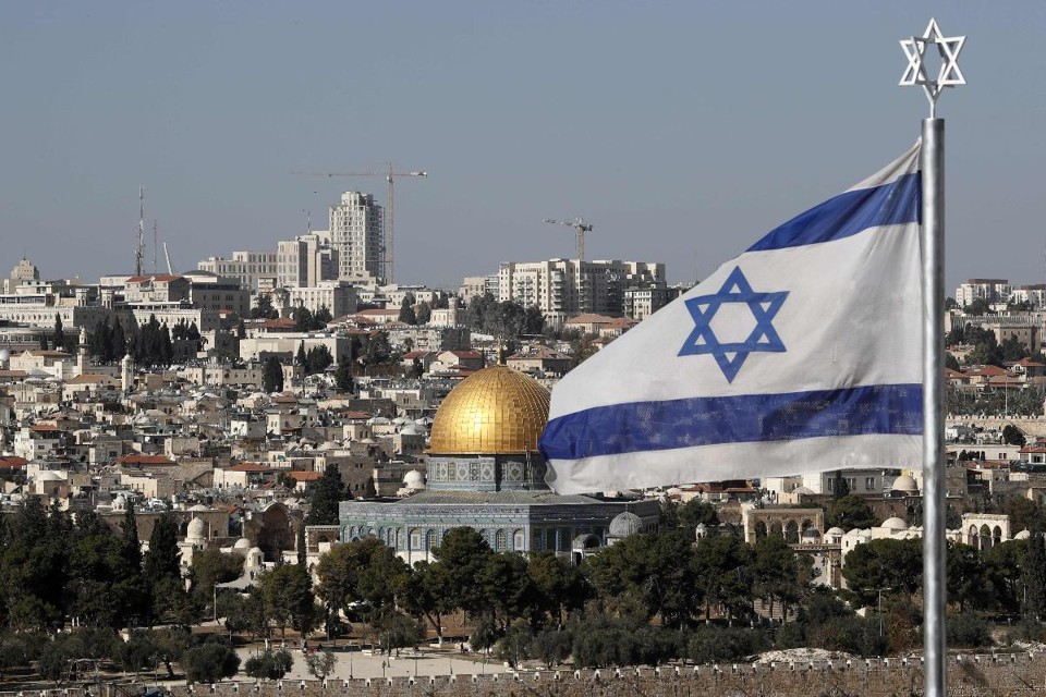 Trump estuda reconhecer Jerusalém como a capital de Israel Quando era candidato a presidente, Trump já tinha dito que mudaria a embaixada americana de Tel Aviv para Jerusalém | THOMAS COEX/
AFP