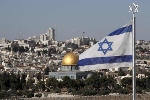 Trump estuda reconhecer Jerusalém como a capital de Israel Quando era candidato a presidente, Trump já tinha dito que mudaria a embaixada americana de Tel Aviv para Jerusalém | THOMAS COEX/
AFP