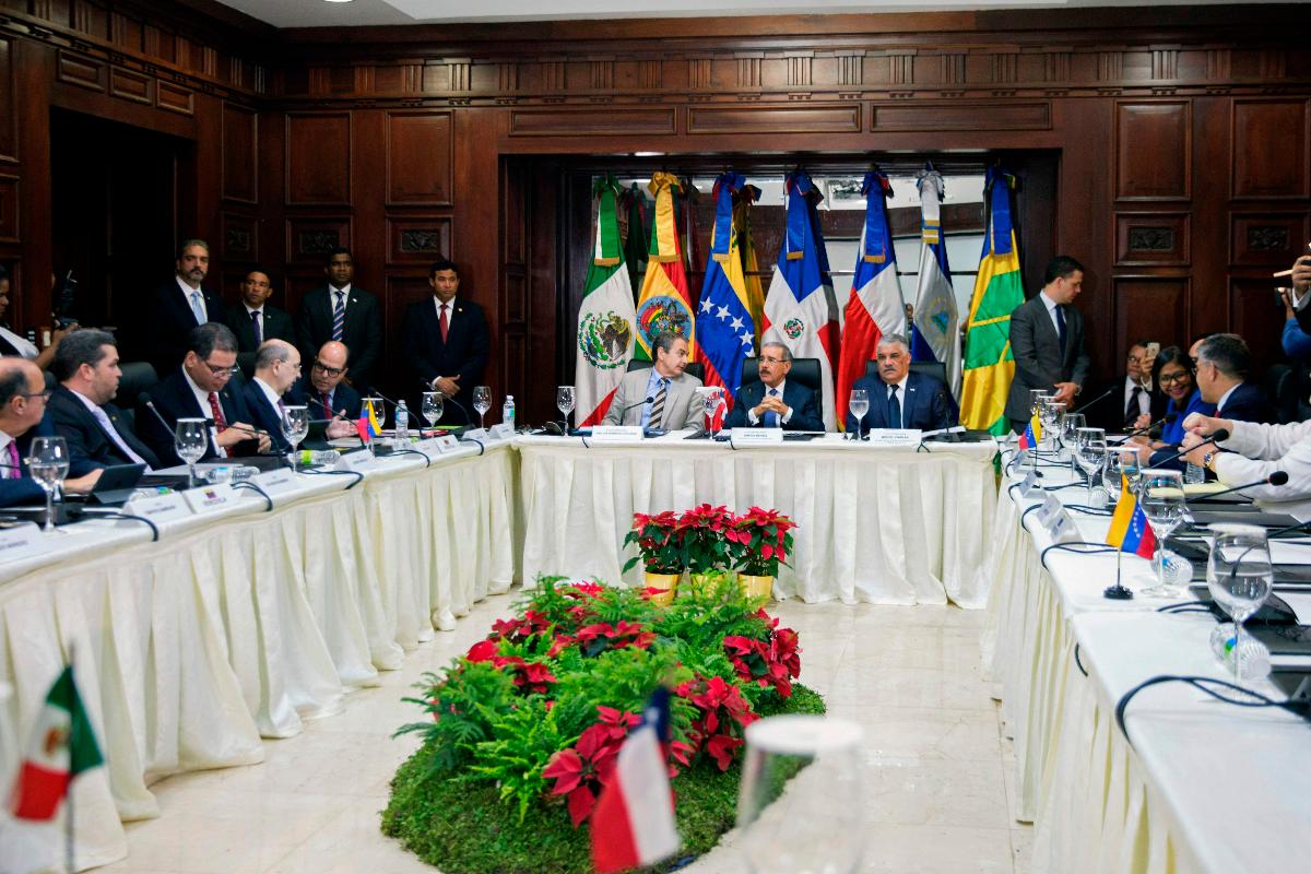 Representantes do governo e da oposição se reúnem no Ministério das Relações Exteriores, em Santo Domingo, na República Dominicana | ERIKA SANTELICES/
AFP