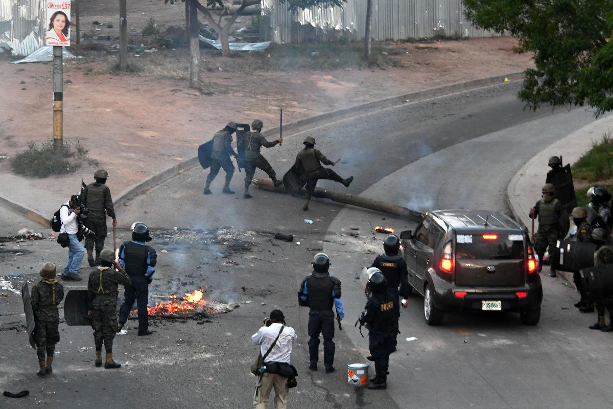 Exército de Honduras tenta conter manifestação da população | ORLANDO SIERRA/AFP