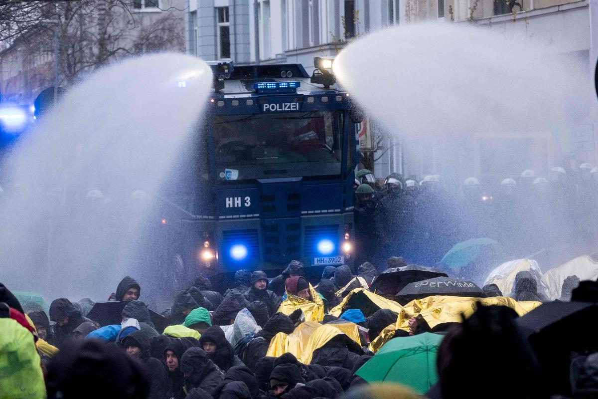Confrontos entre policiais e manifestantes atrasaram brevemente a abertura do encontro do partido | PETER STEFFEN/AFP