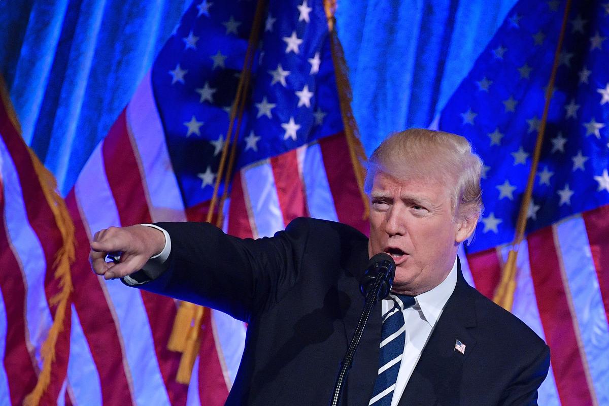 No sábado, presidente Trump tuitou que havia demitido Flynn por conselheiro ter mentido ao FBI | MANDEL NGAN/
AFP