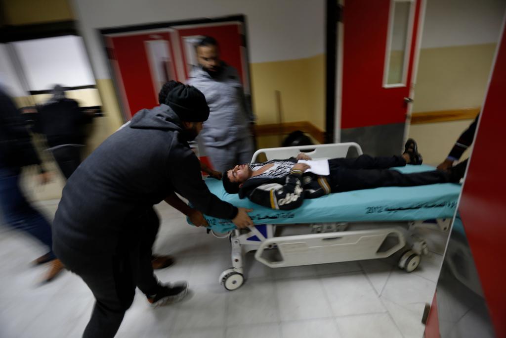 Palestino ferido em hospital de Gaza após ataques israelenses na sexta-feira (8). | MOHAMMED ABED/AFP