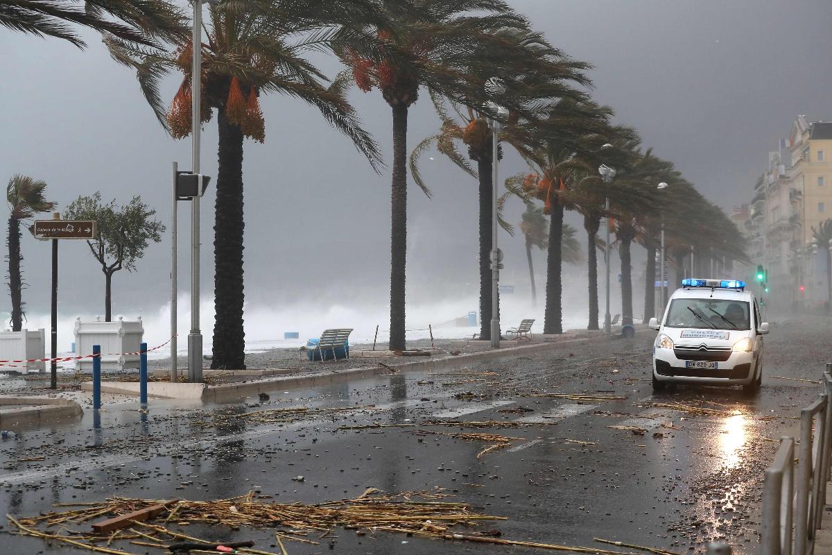 Tempestade Ana deixou estragos em várias partes da França, como em Nice | VALERY HACHE/AFP