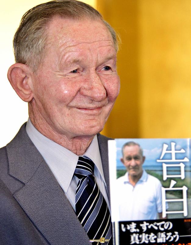 Foto tirada em 12 de outubro de 2005 mostra o desertor do exército dos EUA Charles Jenkins, que passou 40 anos na Coreia do Norte, com seu livro "The Reluctante Comunist", em uma coletiva de imprensa em Tóquio . | YOSHIKAZU TSUNO/AFP