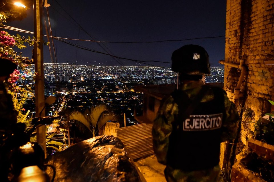 O Clã do Golfo pediu ainda que o Exército de Libertação Nacional se junte a ele e interrompa os confrontos | LUIS ROBAYO/AFP