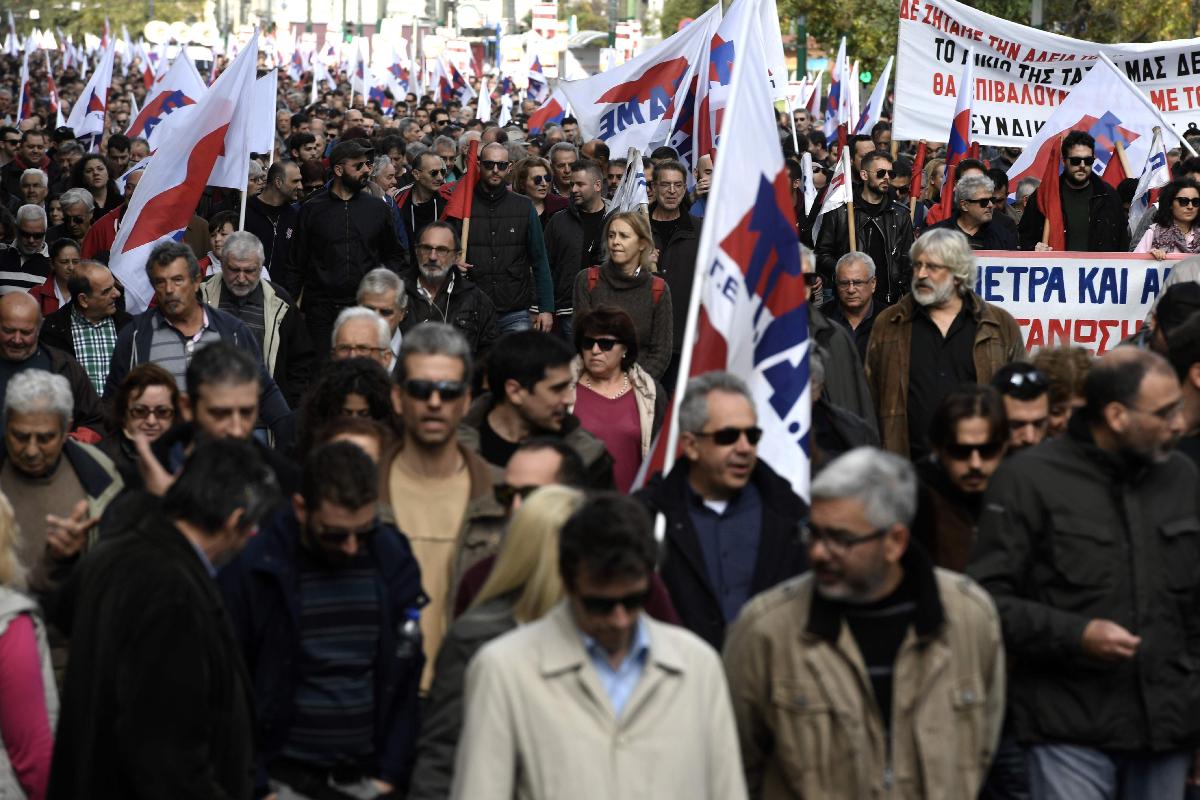 Membros do sindicato comunista grego participam da greve geral de 24 horas em Atenas, em 14 de dezembro de 2017 | ARIS MESSINIS/AFP
