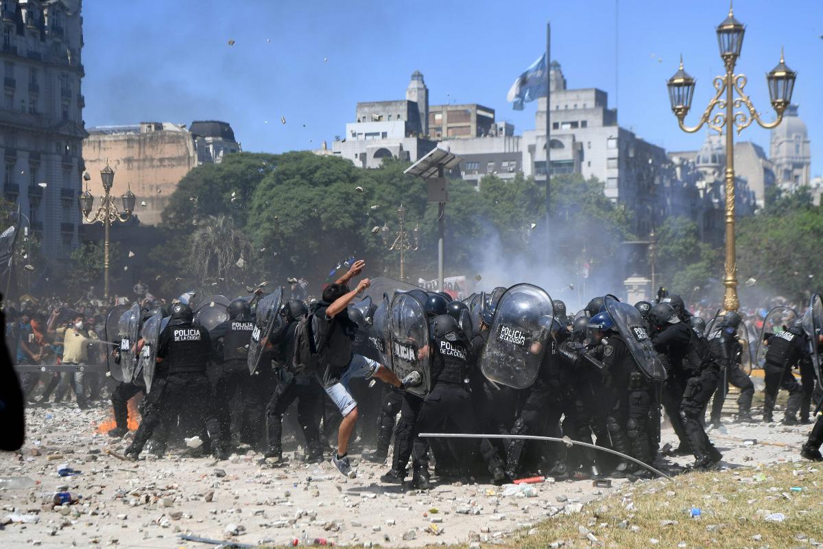 Na tarde desta segunda (18), manifestantes contrários à reforma da Previdência e policiais entraram em confronto do lado de fora do Congresso em Buenos Aires. | EITAN ABRAMOVICHAFP