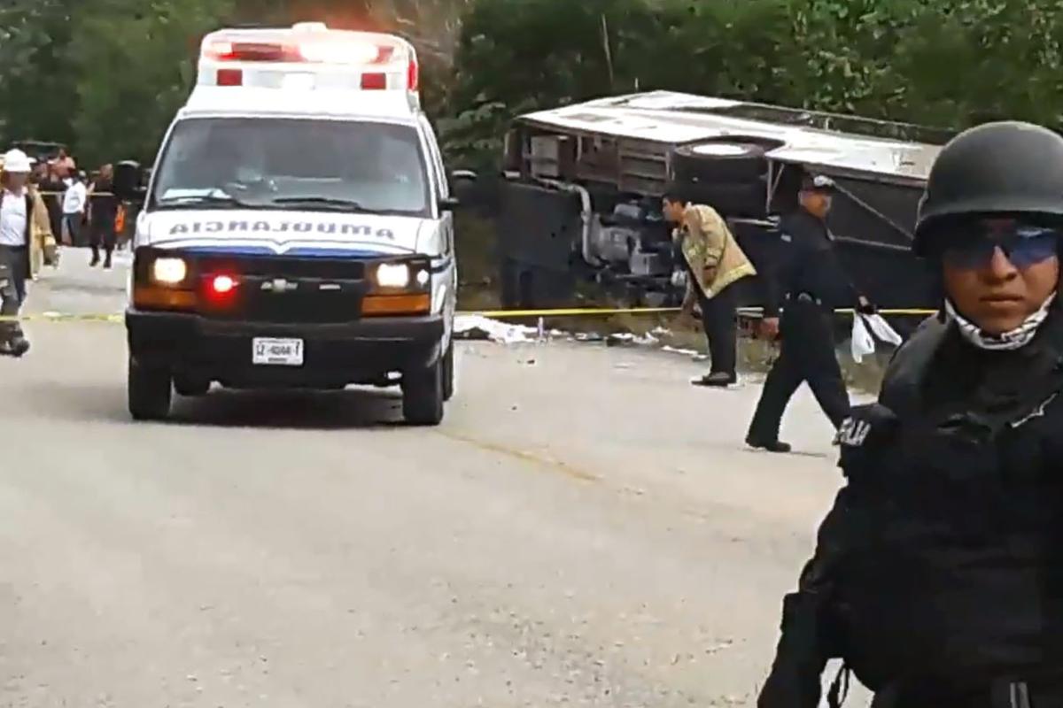 O acidente ocorreu cinco quilômetros depois que o ônibus pegou a estrada. A polícia investiga as causas da tragédia | MANUEL JESUS ORTEGA CANCHE/AFP
