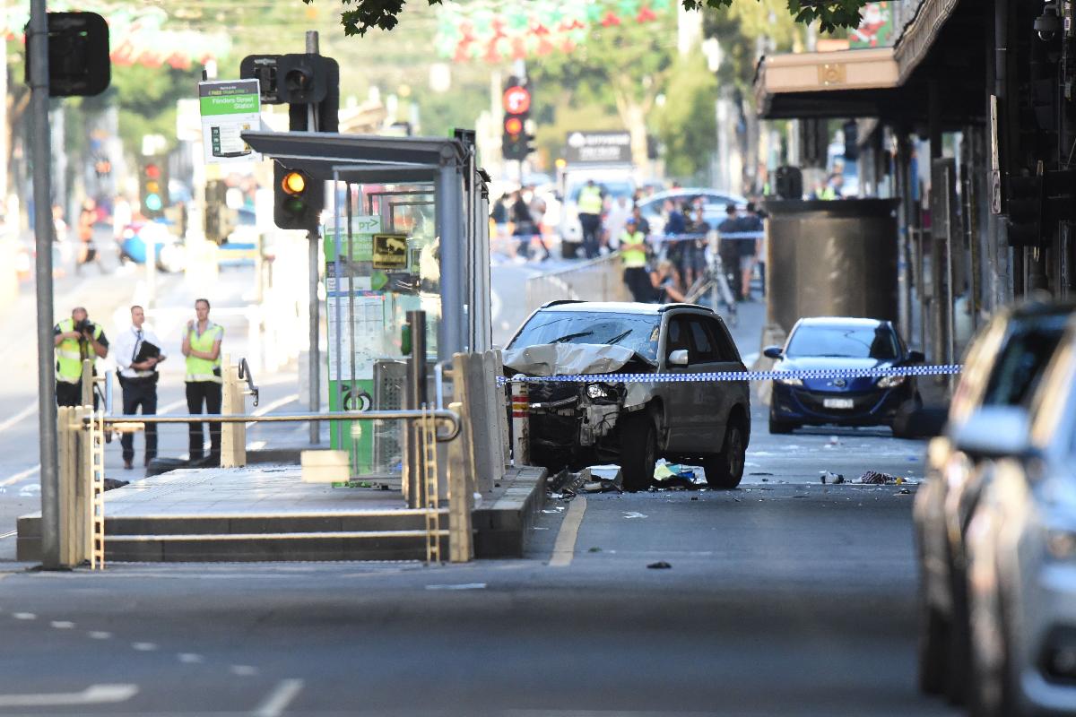 Policiais isolaram o local onde um carro atropelou pedestres em Melbourne, segunda maior cidade da Austrália. | MAL FAIRCLOUGHAFP