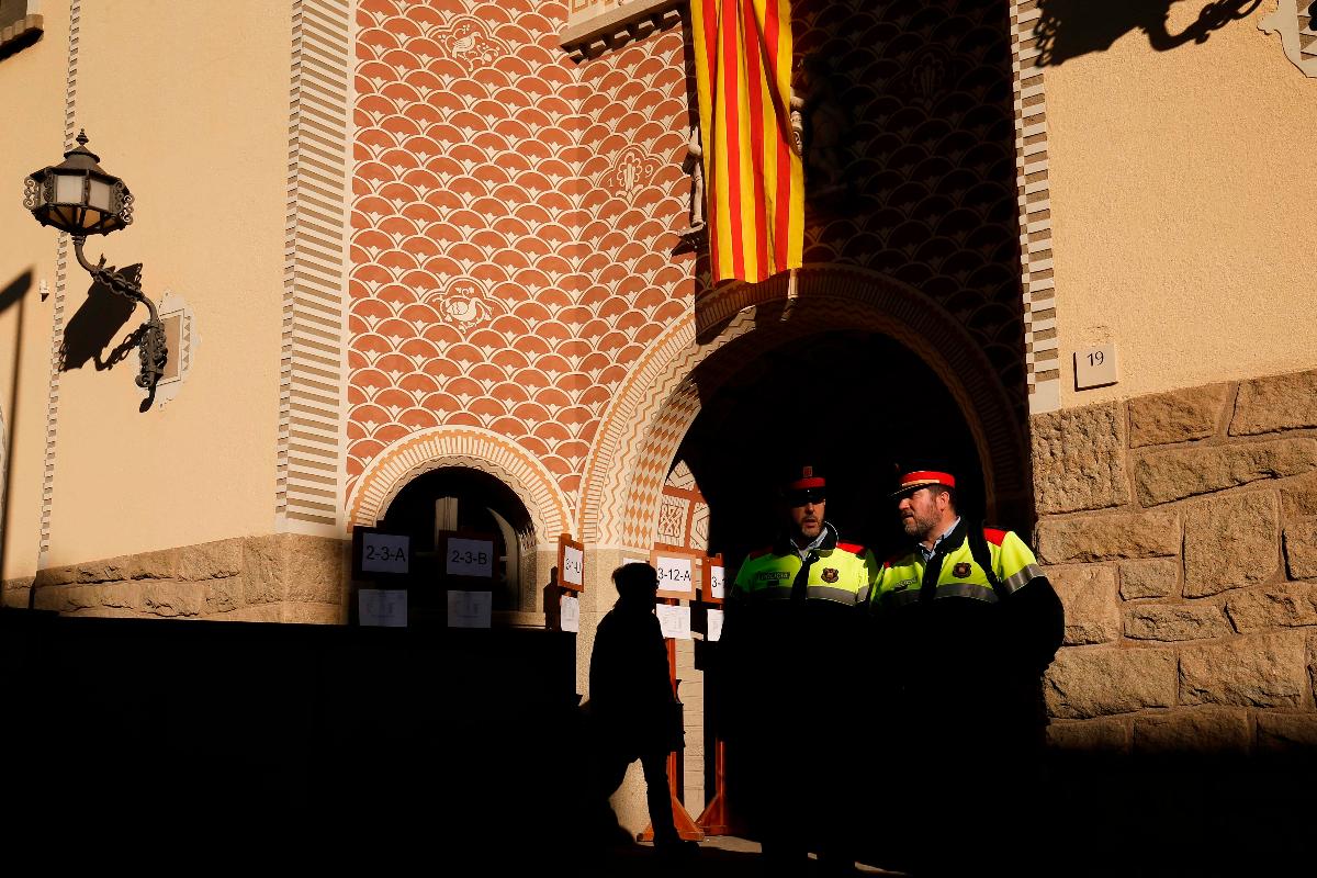 Desde a votação, foram enviados cerca de 5 mil policiais para a Catalunha | AFP PHOTO/Pau Barrena