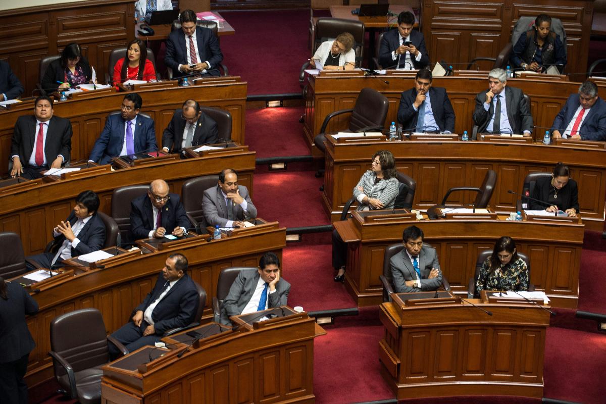 Membros do Congresso assistem ao discurso do advogado do presidente, Alberto Borea. | ERNESTO BENAVIDESAFP