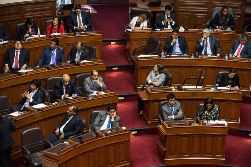 Membros do Congresso assistem ao discurso do advogado do presidente, Alberto Borea. | ERNESTO BENAVIDESAFP